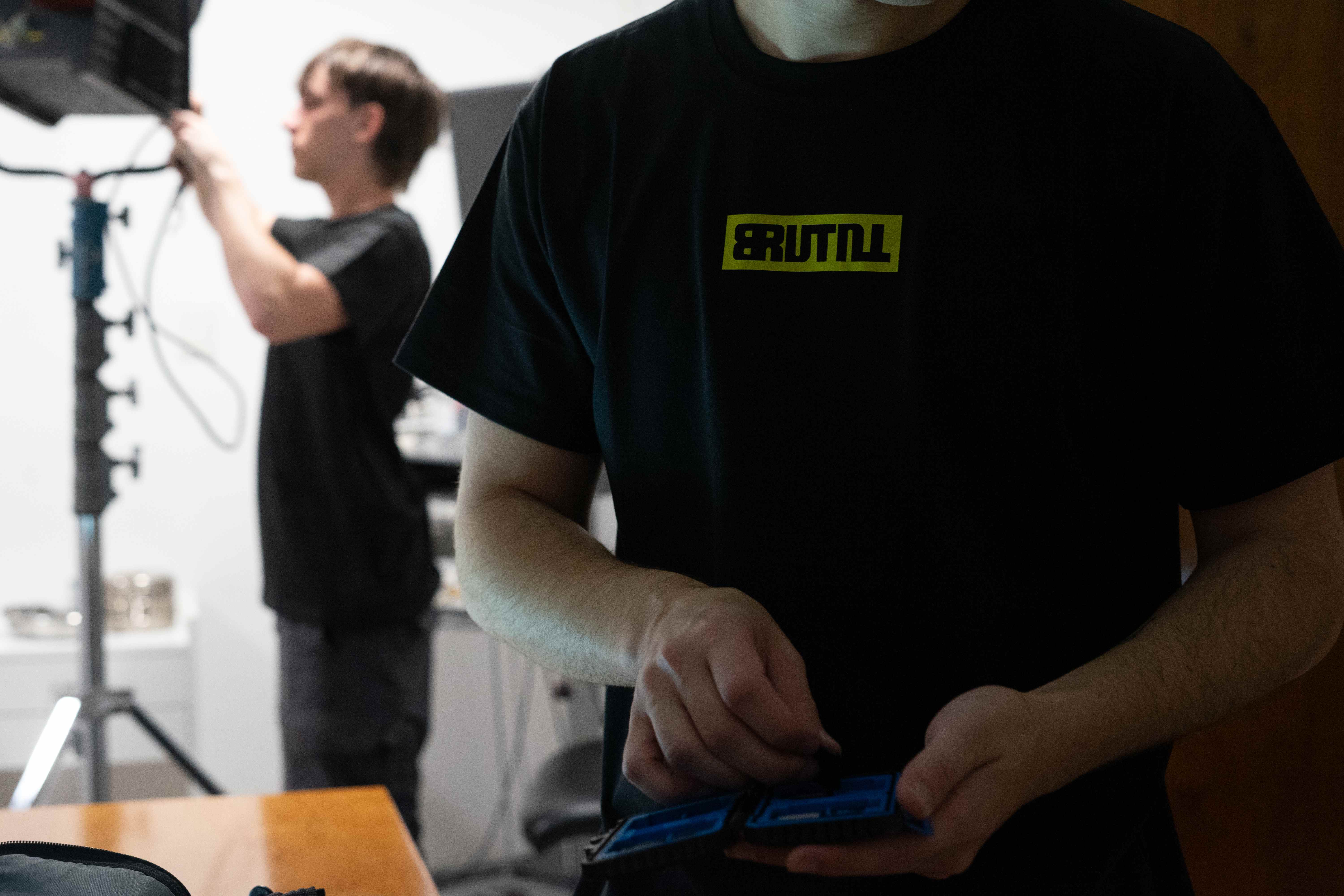 Miembro del equipo con camiseta de BRUTAL